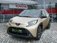 Gebraucht Toyota Aygo Pulse 72 PS (52 kW) 2023 Ginger beige (4u9)/ black mica (209) (metallic) Kleinwagen
