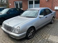 Gebraucht Mercedes E240 170 PS (125 kW) 1998 Silber Limousine