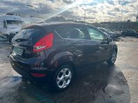 Gebraucht Ford Fiesta Titanium 97 PS (71 kW) 2011 Rot Kleinwagen