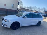 Gebraucht Skoda Octavia Ambition 105 PS (77 kW) 2015 Weiß Kleinwagen