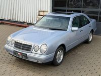 Gebraucht Mercedes E220 Elegance 125 PS (91 kW) 1999 Blau Limousine