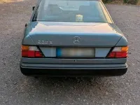 Gebraucht Mercedes E230 132 PS (97 kW) 1987 Blau Limousine