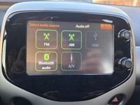 Gebraucht Toyota Aygo 69 PS (50 kW) 2018 Weiß Kleinwagen