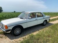 Gebraucht Mercedes E230 136 PS (100 kW) 1982 Weiß Limousine