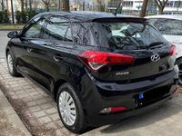 Gebraucht Hyundai i20 75 PS (55 kW) 2016 Schwarz Kleinwagen