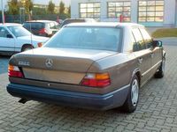 Gebraucht Mercedes E260 166 PS (122 kW) 1986 Grau Limousine