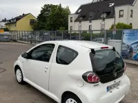 Gebraucht Toyota Aygo 68 PS (50 kW) 2013 Weiß Kleinwagen