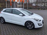 Gebraucht Hyundai i30 Trend 101 PS (74 kW) 2015 Weiß Limousine