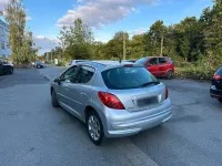 Gebraucht Peugeot 207 90 PS (66 kW) 2011 Silber Limousine