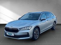 Neu Skoda Superb Essence 150 PS (110 kW) 2025 Silber (aluminiumsilber metallic) Kombi