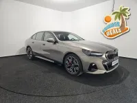 Neu BMW 550e M Sport 489 PS (359 kW) 2026 Grau Limousine