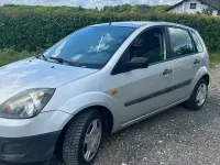 Używany Ford Fiesta 69 KM (50 kW) 2005 Srebrny Hatchback