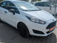 Gebraucht Ford Fiesta Ambiente 60 PS (44 kW) 2015 Weiß Kleinwagen