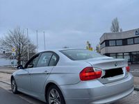 Gebraucht BMW 318 129 PS (94 kW) 2006 Silber Limousine
