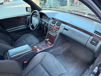 Gebraucht Mercedes E240 170 PS (125 kW) 1998 Blau Limousine