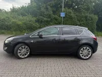 Usata Opel Astra Edition 179 CV (131 kW) 2012 Nero Berlina