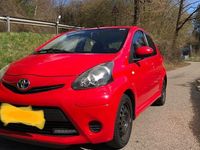 Gebraucht Toyota Aygo 68 PS (50 kW) 2014 Rot Kleinwagen