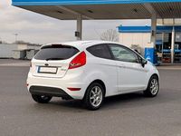 Gebraucht Ford Fiesta Trend 60 PS (44 kW) 2012 Weiß Kleinwagen