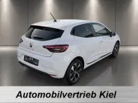 Używany Renault Clio V Evolution 67 KM (49 kW) 2023 Biały Sedan/Limuzyna