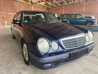 Gebraucht Mercedes E220 Classic 143 PS (105 kW) 1999 Blau Limousine