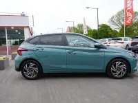 Neu Hyundai i20 79 PS (58 kW) 2025 Mangrovegreenmet. Kleinwagen