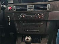 Gebraucht BMW 320 177 PS (130 kW) 2007 Schwarz Kombi