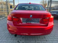 Gebraucht BMW 320 184 PS (135 kW) 2012 Rot Limousine