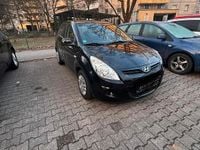 Gebraucht Hyundai i20 78 PS (57 kW) 2011 Schwarz Kleinwagen