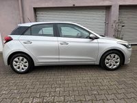 Gebraucht Hyundai i20 101 PS (74 kW) 2016 Silber Kleinwagen