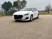 Gebraucht Hyundai i30 Trend 99 PS (72 kW) 2019 Weiß Limousine