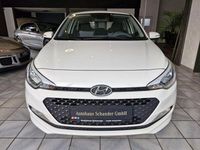 Gebraucht Hyundai i20 Classic 75 PS (55 kW) 2016 Weiß Limousine