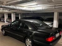 Gebraucht Mercedes E230 140 PS (102 kW) 1995 Schwarz Limousine