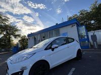 Gebraucht Ford Fiesta Celebration 101 PS (74 kW) 2017 Weiß Kleinwagen