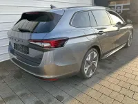 Neu Skoda Superb SportLine 193 PS (141 kW) 2025 Graphite grau metallic Kombi