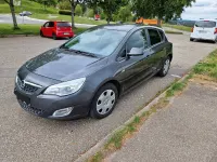 Usado Opel Astra Edition 140 HP (102 kW) 2011 Cinzento Sedan