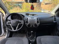 Gebraucht Hyundai i20 77 PS (56 kW) 2012 Weiß Kleinwagen