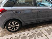 Gebraucht Hyundai i20 101 PS (74 kW) 2016 Grau Kleinwagen