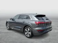 Gebraucht Audi Q8 e-tron S-Line 300 kW (408 PS) 2023 Daytonagrau perleffekt SUV