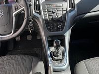 Gebraucht Opel Astra Edition 140 PS (102 kW) 2013 Gold Limousine