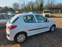 Gebraucht Peugeot 206+ Basis 75 PS (55 kW) 2010 Weiß Kleinwagen