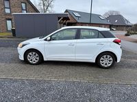 Gebraucht Hyundai i20 85 PS (62 kW) 2015 Weiß Kleinwagen