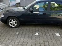 Gebraucht Mercedes C180 122 PS (89 kW) 1996 Schwarz Limousine