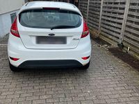 Gebraucht Ford Fiesta 60 PS (44 kW) 2012 Weiß Kleinwagen