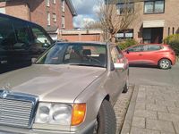Gebraucht Mercedes E230 1990 Gold Limousine
