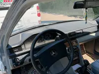 Używany Mercedes E230 132 KM (97 kW) 1987 Niebieski Sedan/Limuzyna