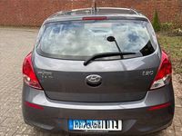 Gebraucht Hyundai i20 Edition 86 PS (63 kW) 2013 Grau Kleinwagen