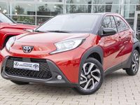 Neu Toyota Aygo X Team 72 PS (52 kW) 2025 Urban khaki, dach mysticschwar SUV