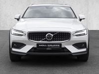 Gebraucht Volvo V60 CC Plus 197 PS (144 kW) 2023 Crystal white pearl / metallic Kombi