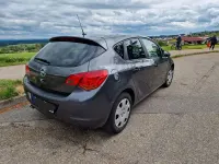 Usado Opel Astra Edition 140 HP (102 kW) 2011 Cinzento Sedan