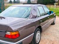 Gebraucht Mercedes E250 90 PS (66 kW) 1991 Violet Limousine